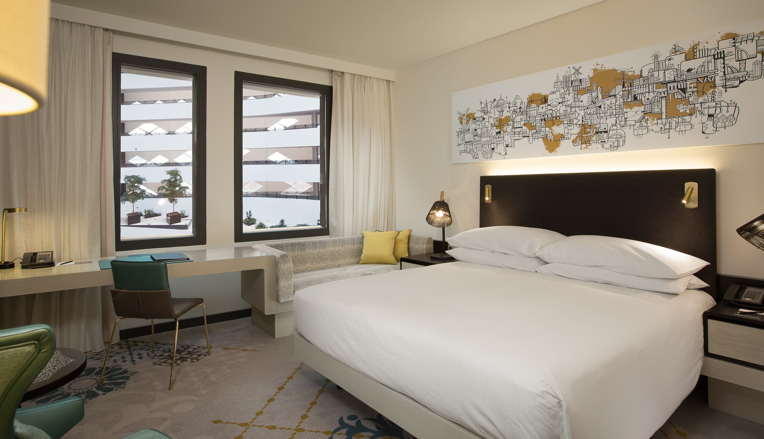 Sofa, gratis wifi, digitale toegang, bureau, 40-inch flatscreen-tv, koffie-/theefaciliteiten, minibar Het leven kan nogal veeleisend zijn. Dus stop even, en haal diep adem. Uw Hilton-kamer is een gastvrij onderkomen met warme kleuren en eigentijds Nederlands ontwerp. Neem gerieflijk plaats op de sofa en kijk uit over het atrium van 11 verdiepingen, dat baadt in het daglicht via het indrukwekkende dakraam - perfect om de wereld aan u voorbij te zien gaan. Blijf verbonden met thuis via standaardwifi, ga aan het werk aan het ruime bureau of geniet van een verkwikkende drank uit de koffie- en theefaciliteiten in de kamer. Klaar om de jetlag weg te slapen? Geluiddichte ramen en verduisterende gordijnen maken het makkelijker, zelfs overdag. Slaapplaatsen voor maximaal 2 gasten.