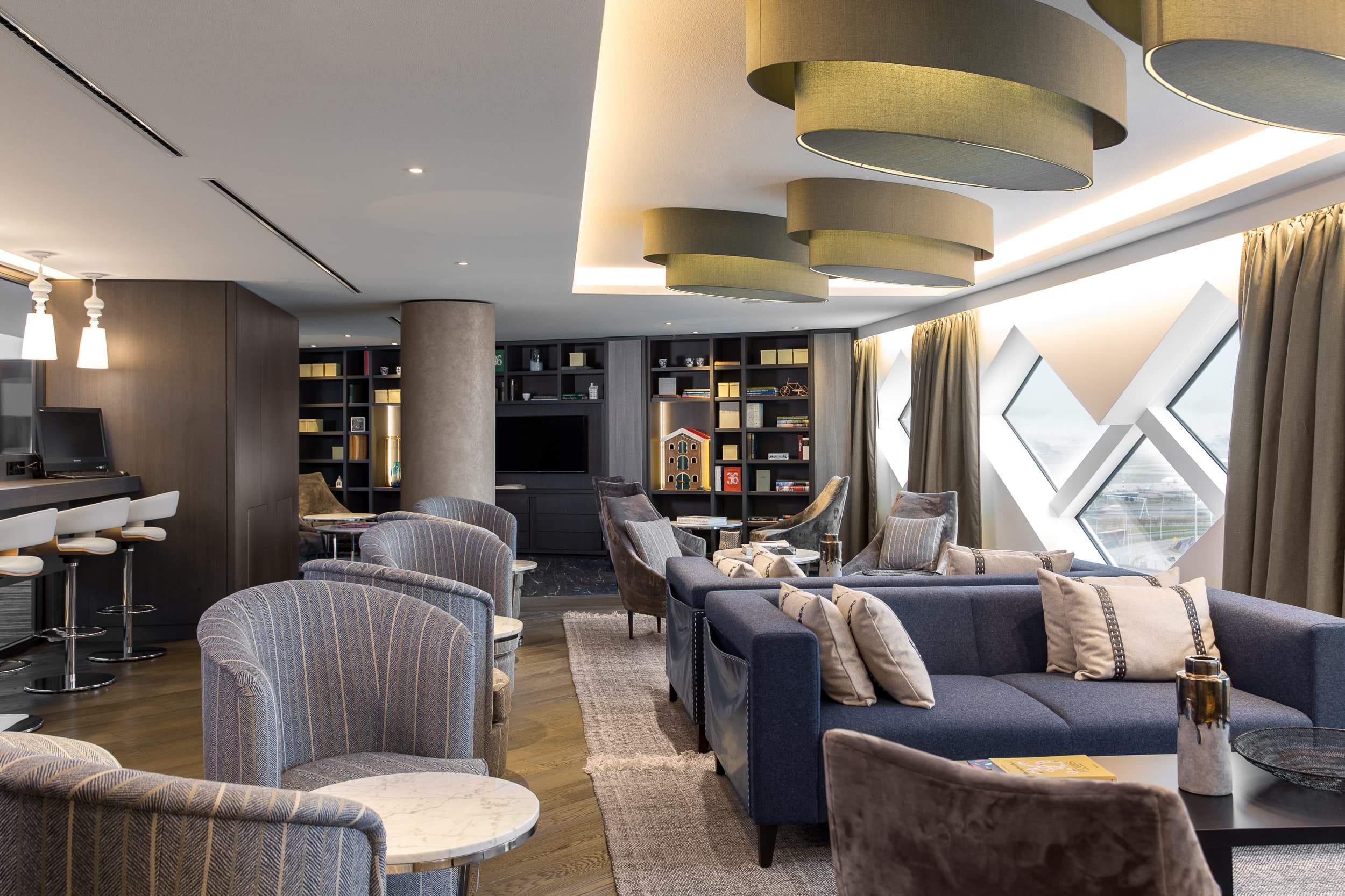 De Executive lounge bevindt zich op de 10e verdieping van het hotel en kijkt uit over Amsterdam Airport Schiphol. Terwijl u geniet van verbazingwekkend uitzicht, kunt u genieten van een drankje. Snacks en alcoholische dranken worden geserveerd tussen 18.00 en 20.00 uur.