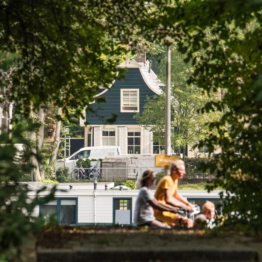 Family cycling near Noorderpark houseboats